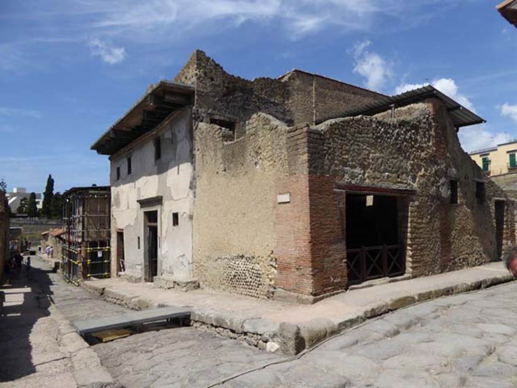 III.10, on right, Herculaneum, September 2015. Looking at junction with Cardo IV Inferiore, on left, and Decumanus Inferiore, on right. Photo courtesy of Michael Binns.